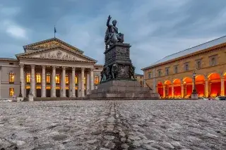 210104_bayerische-staatsoper-abend_shutterstock_181928225 Bayerische Staatsoper am Max-Joseph-Platz