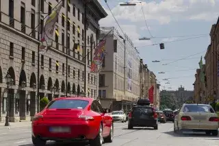 Maximilianstraße mit Blick auf das Maxmonument