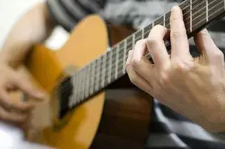 210105_akustik-gitarre_Shutterstock-52784956 Mann spielt Gitarre