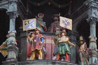 210105_glockenspiel-figuren_shutterstock Das Glockenspiel im Turm des Neuen Rathauses