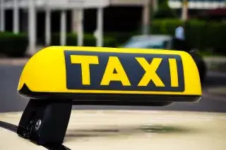 210105_taxi-schild-tag_Pixabay Taxi-Schild auf dem Dach eines Taxis