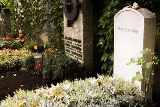 210107_grab-bern-eichinger_mde-LukasFleischmann Grabmal Bernd Eichinger: Produzent Bernd Eichinger starb im Alter von 61 Jahren in Los Angeles an einem Herzinfarkt. Ihm zu Ehren gibt es seit 2012 den Bernd Eichinger Preis bei der Verleihung des Deutschen Filmpreises.