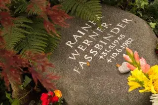 210107_grab-fassbinder-nahaufnahme_Mde-LukasFleischmann Grab von Rainer Werner Fassbinder