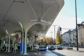 210112_MuenchnerFreiheit-Busbahnhof_Mde-Marie-LycePlaschka Busbahnhof und Haltestelle Münchner Freiheit