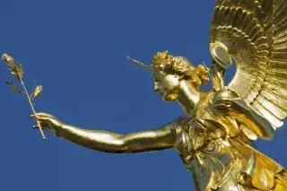 210112_friedensengel-statue_Shutterstock-63797719 Der goldene Friedensengel in München vor blauem Himmel