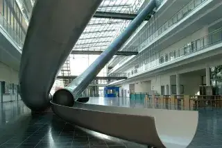 210112_tu-garching-campus-parabel-rutsche_AlbertSchargerTU Parabel-Rutsche im Fakultätsgebäude der Mathmatik-Informatik der TUM in Garching