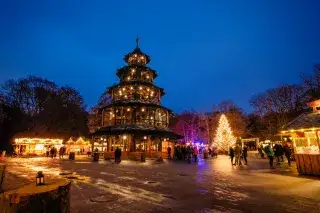 210112_weihnachtsmarkt-abend-chinesischer-turm_Mde-MonicaGarduno Abendstimmung am Christkindlmarkt am Chinesischen Turm