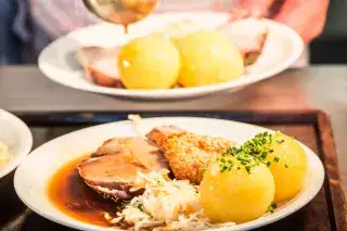 210113_braten-knoedel-bayrisch-essen_photopraline Bayerisches Essen: Schweinebraten mit Knödel