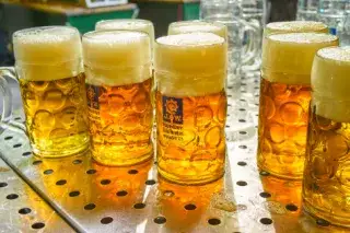 210114_biergarten-masskrug-bier-helles_augustiner Biergarten Klassiker: Mass Augustiner Helles im Augustinerkeller Biergarten.