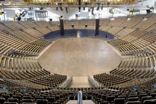 Leerer Zuschauerraum mit Sitzreihen in der Olympiahalle im Olympiapark München Leerer Zuschauerraum mit Sitzreihen in der Olympiahalle im Olympiapark München