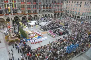 210126_fronleichnam-gottesdienst-marienplatz-panorama_Schwepfinger Panoramablick des Fronleichnam Gottesdienst auf dem Marienplatz