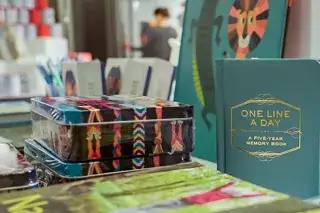 210128_museumsshop-innen Sortiment and Geschenken im Museumsshop