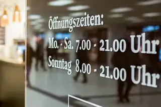 210128_shopping-hauptbahnhof Schild der Öffnungszeiten im Hauptbahnhof Untergeschoss.