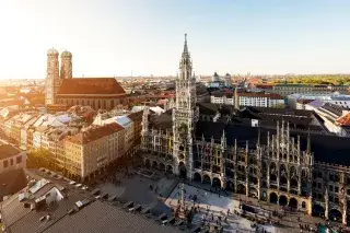 Panorama der Innenstadt mit Blick auf das Rathaus in der Abendsonne