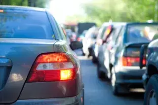 210207_autos-stau-Shutterstock Autos stehen im Stau