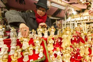 210208_Kripperlmarkt-Engelfiguren-Stand-verkäufer Christkindlmarkt: Stand mit Engelfiguren auf dem Kripperlmarkt.
