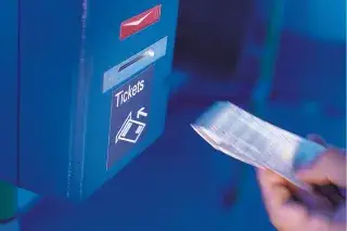 210208_fahrkarte-stempeln-ticket-automat_MVV Gültige Fahrkarte des MVV wird an einem Stempelautomat entwertet.