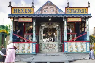 Das Fahrgeschäft Hexenschaukel auf dem Oktoberfest