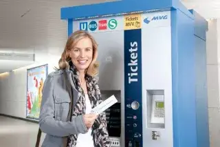 210214_frau-mvv-fahrkarten-automat_MVG Frau mit Streifenkarte vor Fahrkartenautomat der MVG
