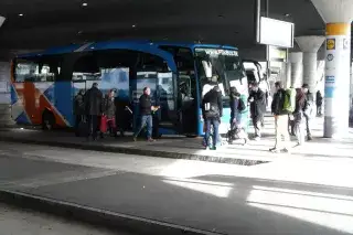 210214_zob-flixbus_Mde-MarkRead Menschen steigen in den Flixbus am ZOB - Zentraler Omnibusbahnhof