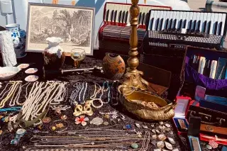 210215-flohmarkt-riem-schmuck Schmuckstand auf dem Flohmarkt München-Riem