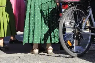 Frauen im Dirndl mit Fahrrad unterwegs zum Oktoberfest Frauen im Dirndl mit Fahrrad unterwegs zum Oktoberfest.