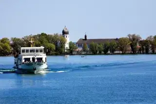 230221-schifffahrt-fraueninsel Schiff auf dem Chiemsee mit Fraueninsel im Hintergrund