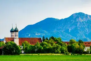 240221-klosterbenediktbeuern-mit-benediktenwand-shutterstock Kloster Benediktbeuern mit Benediktenwand
