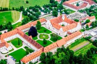 240221-klosterbenediktbeuern-luftaufnahme-shutterstock Kloster Benediktbeuern