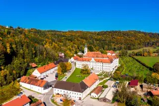 250221-klosterschaeftlarn-luftaufnahme-shutterstock-1850335114 Kloster Schäftlarn