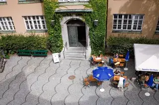 20210624_Münchner_Stadtmuseum_ES Das Stadtcafé im Innenhof des Münchner Stadtmuseums