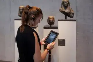 20210610_Staatliches_Museum_Ägyptischer_Kunst_ES Eine Frau nutzt den Mobile Guide im Staatlichen Museum Ägyptischer Kunst