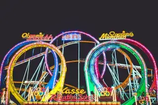 Der Olympia-Looping auf der Wiesn bei Nacht