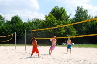 20201223_9_Badeseen Am Feringasee könnt ihr euch beim Beachvolleyball verausgaben und euch danach erfrischen
