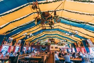 Heinz Wurst- und Hühnerbraterei auf dem Oktoberfest