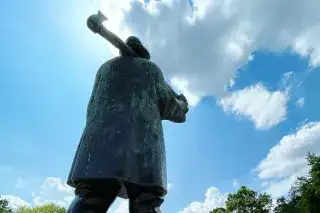 20210721_Bilder Social_Anette Göttlicher Das Denkmal ,,Der Isarflößer'' in Thalkirchen.