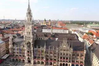 Ausblick über den Marienplatz und die Dächer der Stadt Ausblick über den Marienplatz und die Dächer der Stadt