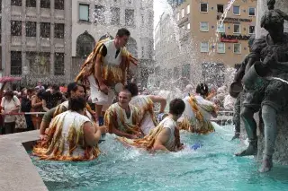 20210107_Fischbrunnen_Marienplatz Metzgerlehrlinge feiern beim Metzgersprung das Ende ihrer Lehre