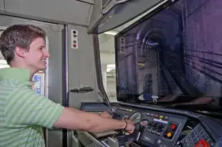 20210506_MVG_Museum Ein junger Mann im U-Bahnsimulator im MVG Museum