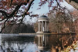 Der Monopteros im Nymphenburger Schlosspark im Winter Der Monopteros im Nymphenburger Schlosspark im Winter