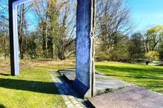 Ein Stück der Berliner Mauer in der Königinstraße in München Ein Stück der Berliner Mauer in der Königinstraße in München