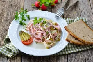 Wurstsalat_shutterstock_1513828094 Bayerischer Wurstsalat