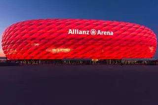 20210107_Allianz_Arena Die Allianz Arena leuchtet in den Farben des FC Bayern