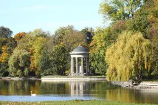 20210223_Shutterstock Der Apollotempel im Nymphenburger Schlosspark am Ufer des Badenburger Sees