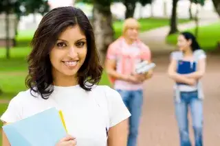 20210305_Studieren_im_Ausland_Shutterstock Eine Studentin auf dem Campus