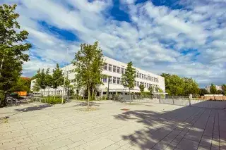 20210811_Realschulabschluss_nachholen Auf dem Schulhof der Städtischen Franz-Auweck-Abendschule in Neuhausen