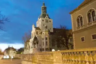 20210921_München in Bildern_Blaue Stunde Das Bayerische Nationalmuseum zur Blauen Stunde.