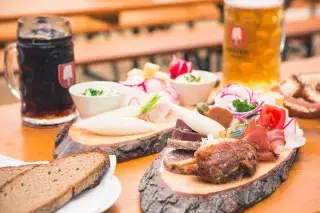 20210827_Bayerisches_Essen_INT Brotzeitplatte mit Bier