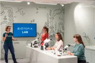20210812_Biotopia_Lab Besucherinnen beim kostenlosen Mitmachprogramm vor Mikroskopen im Biotopia Lab