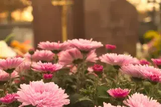 20210406_Evangelische_Kirche_Gottesdienste_Angebote Blumen bei einer Trauerfeier in einer Kirche